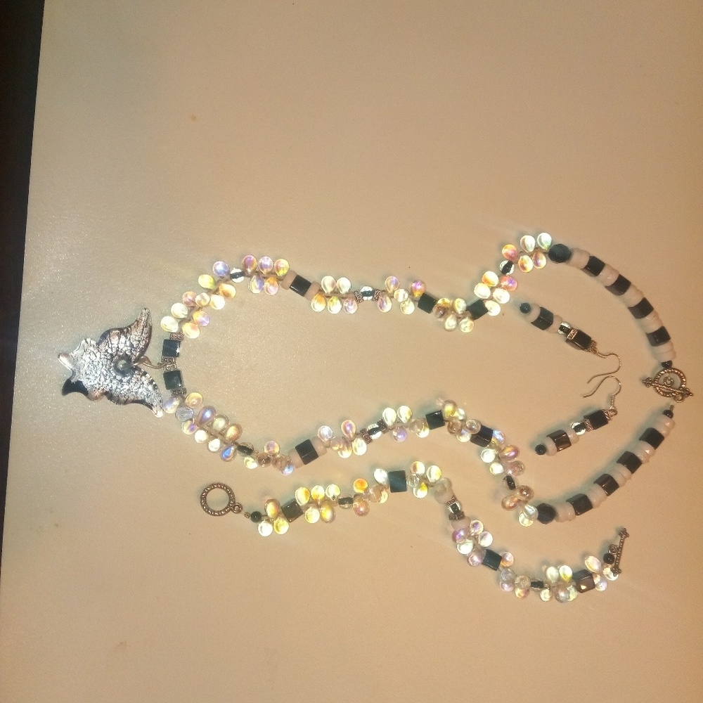3pc Jewelry set incl Necklace, bracelet & earrings